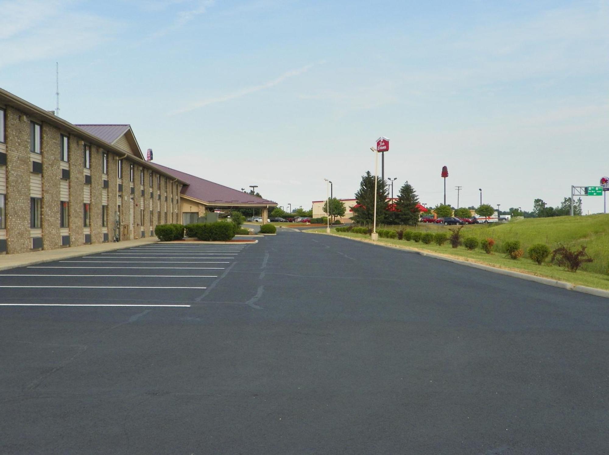Royalton Inn & Suites Upper Sandusky Εξωτερικό φωτογραφία